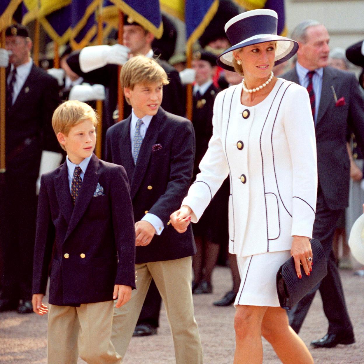 La princesa Diana de Gales junto a sus hijos Guillermo y Enrique.
