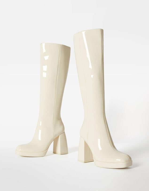Botas altas con puntera redonda, plataforma y tacón ancho, en blanco, de Bershka. Cómpralas por 49,99 euros.