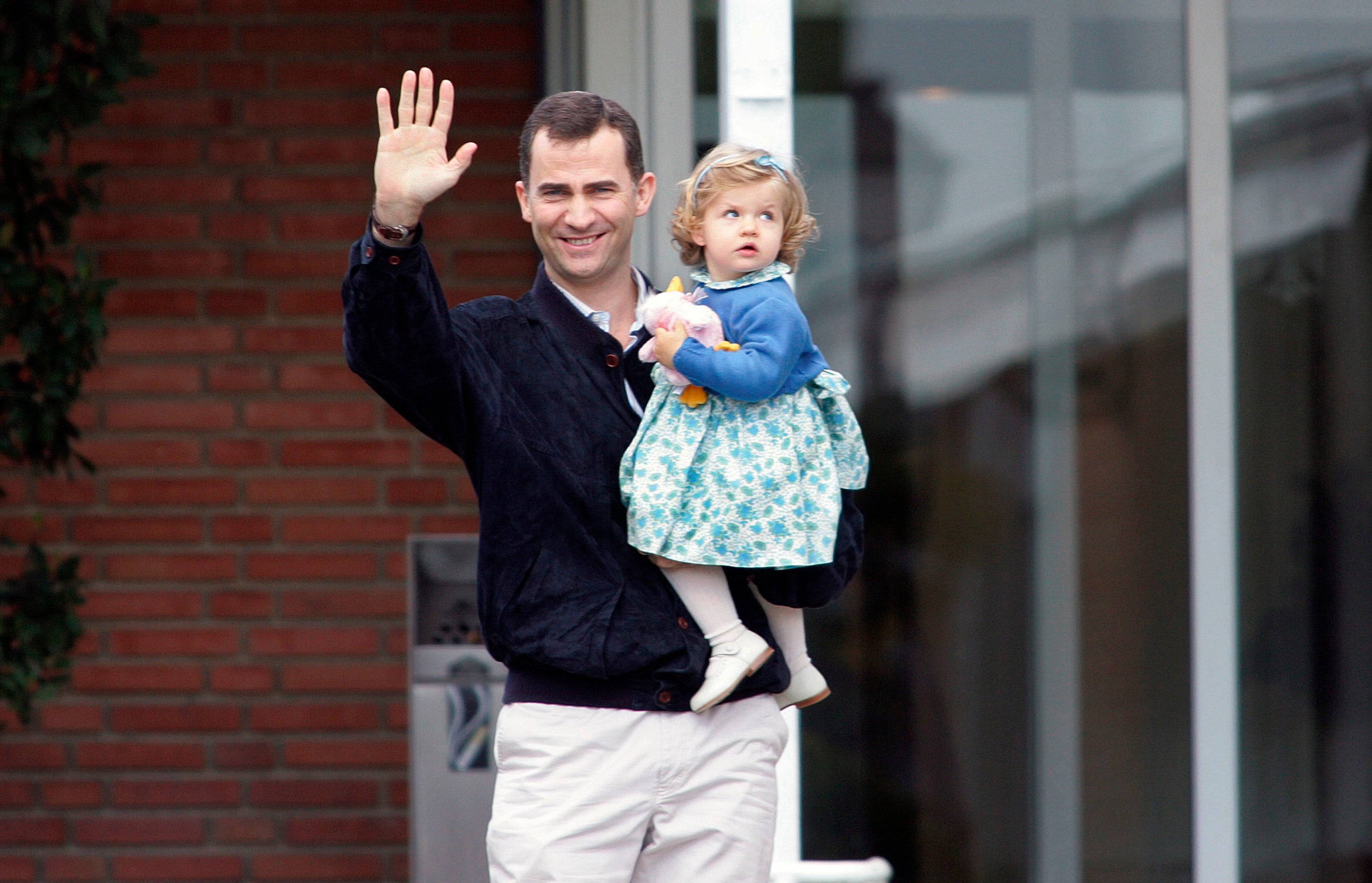 La princesa Leonor, de nicña, con su padre, el rey Felipe VI