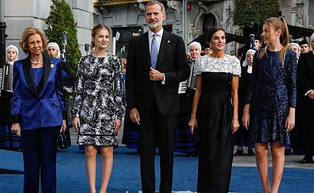 La familia real, a su llegada el teatro Campoamor de Oviedo, para la entrega de los Premios Princesa de Asturias 2022.