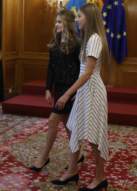 Imagen - Leonor, con un vestido de lunares, y Sofía, con uno de rayas. / GTRES
