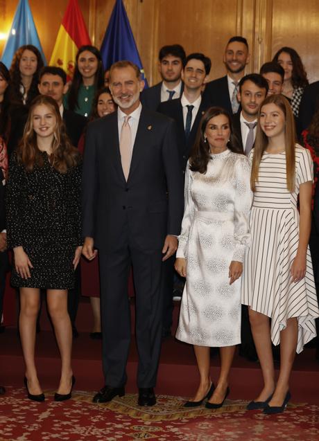 Imagen - Los reyes y sus hijas junto a los premiados. / GTRES