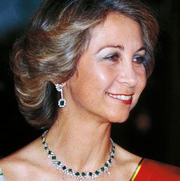 Imagen secundaria 1 - La reina Sofía y la reina Letizia con los mismos pendientes de esmeraldas.