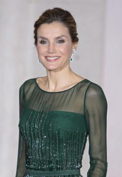 Imagen secundaria 2 - La reina Sofía y la reina Letizia con los mismos pendientes de esmeraldas.