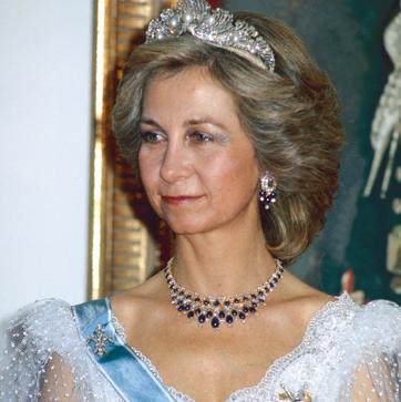 Imagen secundaria 1 - La reina Sofía y la reina Letizia con los mismos pendientes de zafiros.