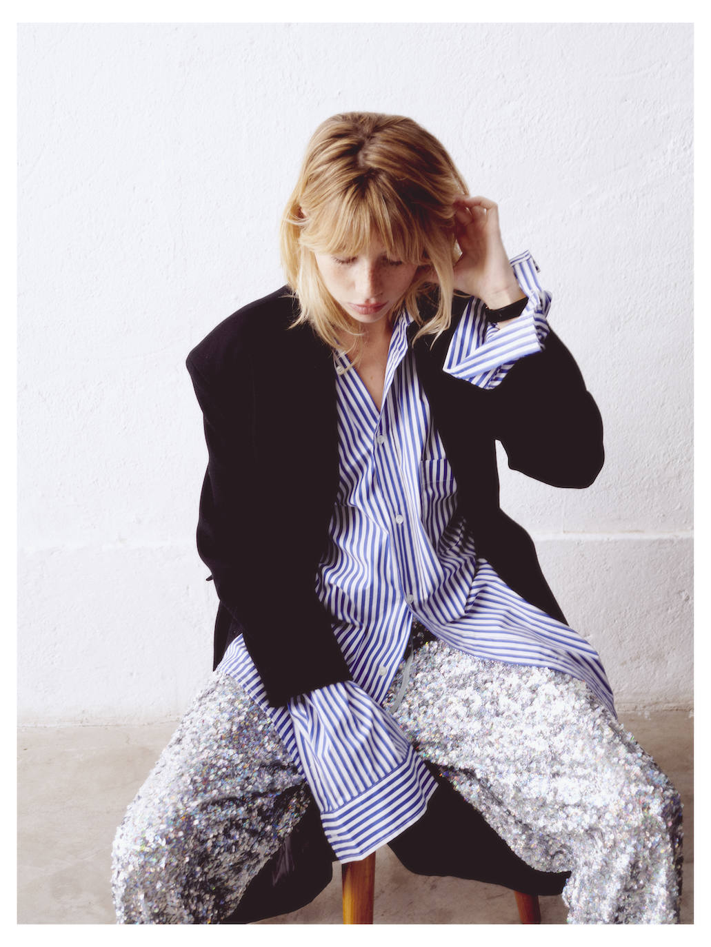 Abrigo de lana y pantalón de lentejuelas, de Dries Van Noten. La camisa masculina es de El Corte Inglés y el anillo y el reloj, de Cartier.