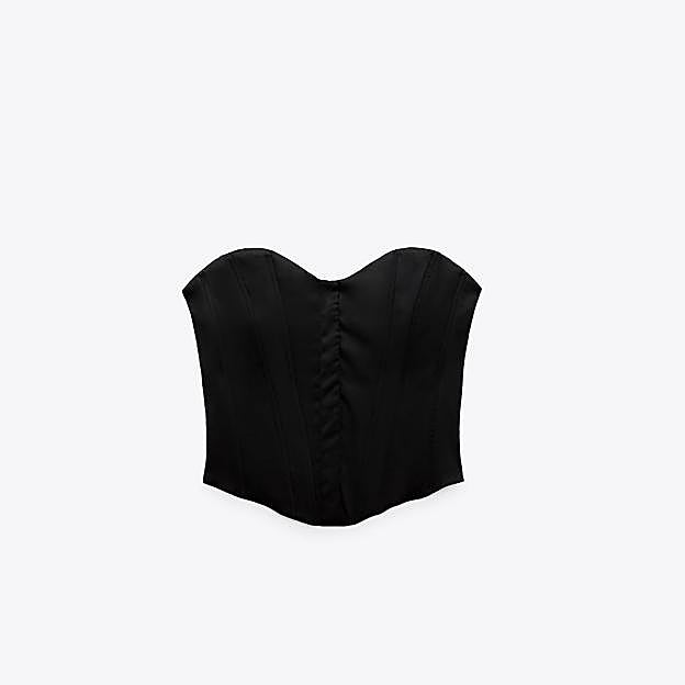 Top corsetero efecto satinado de color negro de Zara