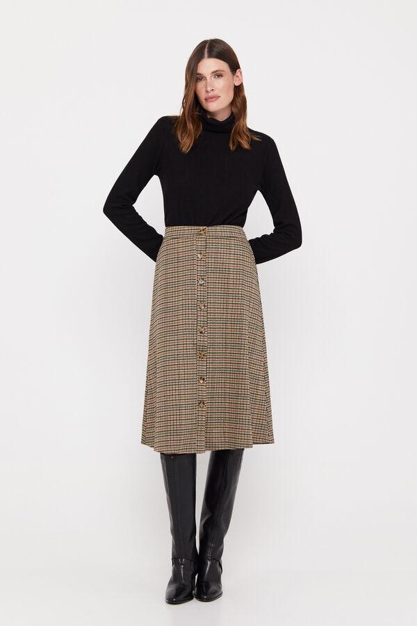 Aunque la falda es una prenda que pasa a segund plano en invierno, hay opciones que deberías tener en cuenta. Falda midi con estampado de cuadros de Cortefiel (49,99 euros). 