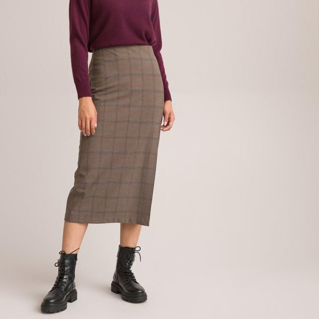 La clásica falda lápiz se reinventa por obra y gracia de un estampado de cuadros. Falda de cintura alta de La Redoute (42,99 euros). 