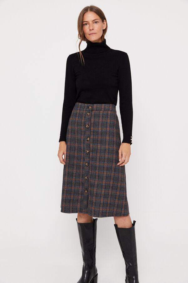 Los detalles que marcan la diferencia: unos botones frontales reiventan por completo esta prenda. Falda midi de Cortefiel (49,99 euros). 