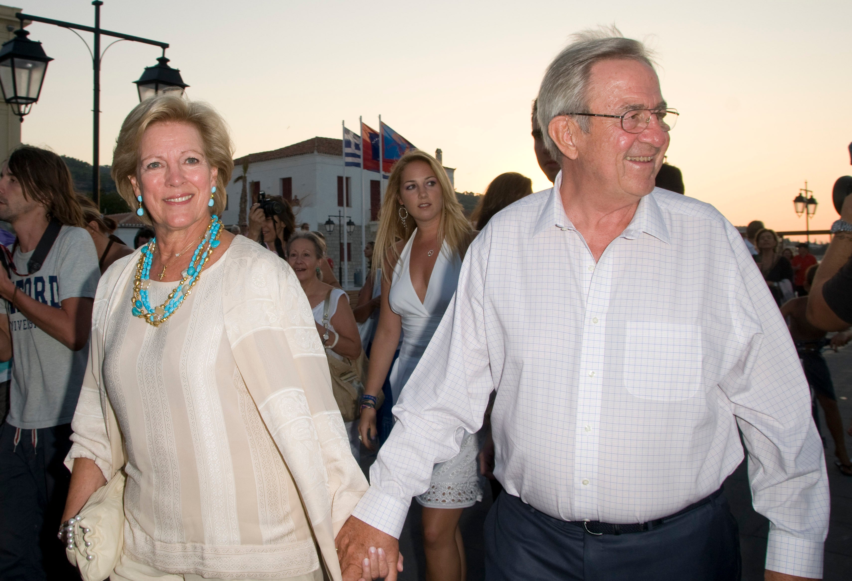 La  princesa y última reina consorte de Grecia  es la madre de sus cinco hijos y su principal apoyo a lo largo de su vida. En la actualidad sigue siendo su mano derecha en las peores afrentas, pero también en los momento más dulces. Desde 2013 viven en su residencia de  Porto Heli  tras pasar casi medio siglo en el exilio.