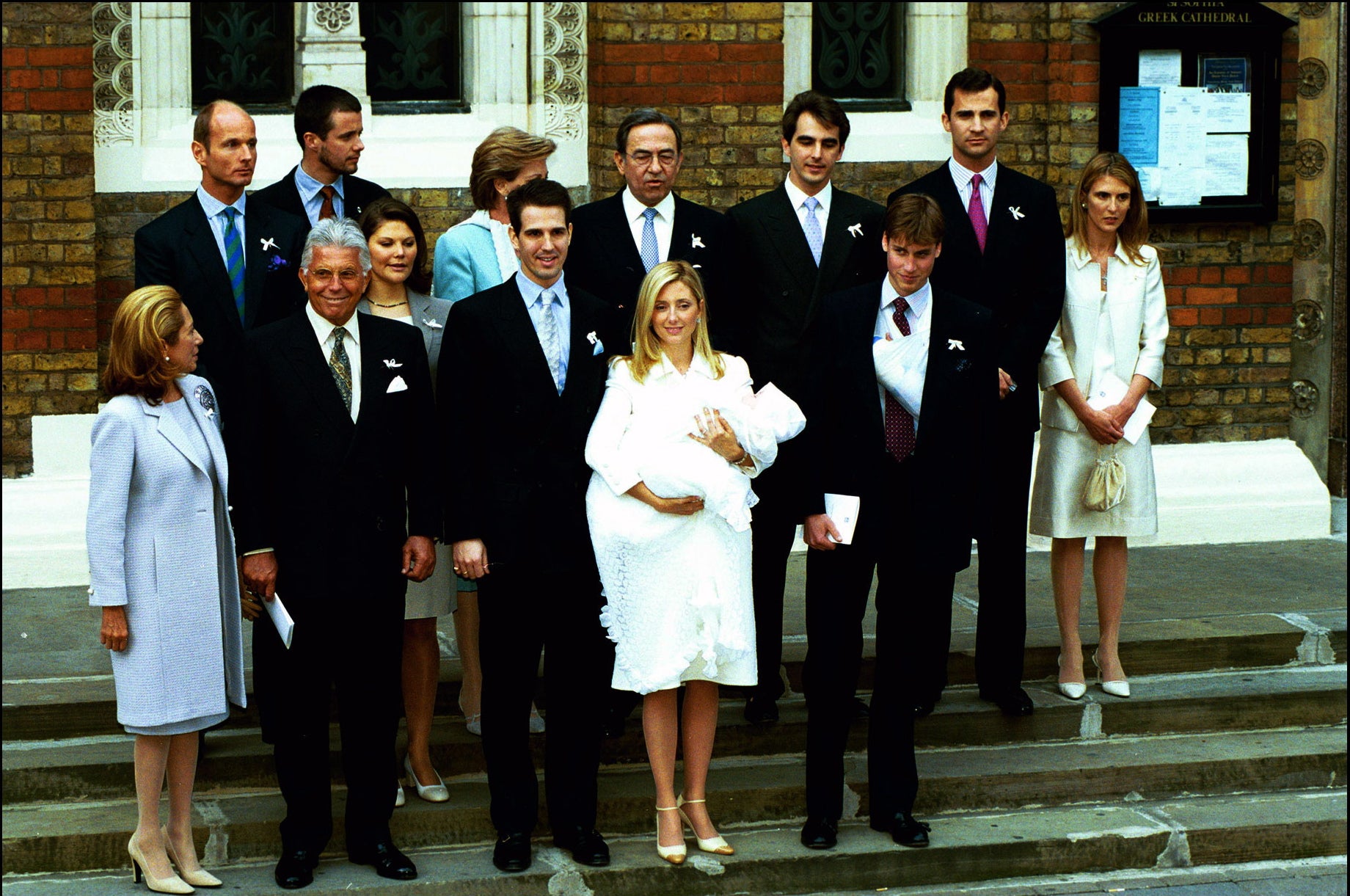 No solo mantiene una muy buena relación con la familia real española. El rey Carlos III es un gran amigo suyo, al igual que lo fue su madre, Isabel II. El vínculo que les une es tal que Constantino II de Grecia es el  padrino del Príncipe Guillermo , con quien también conserva una gran amistad. 