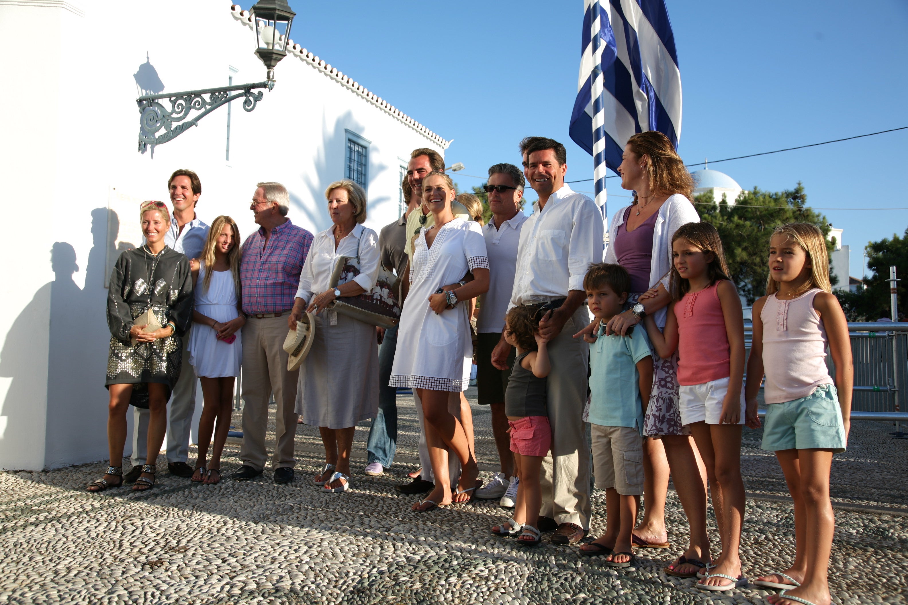 No solo su mujer, sus hijos y consortes y sus nietos son motivo de  orgullo y gran compañía  para Constantino. No todos han optado por la vida pública, algunos han elegido una vida tranquila y alejada de los focos, pero no han sido pocas las ocasiones en las que toda la familia se ha dejado ver muy unida. Aunque la monarquía en Grecia ya no es una realidad, siguen posicionándose como una de las familias reales más influyentes, y claro ejemplo de ello es su nieta mayor,  Olympia de Grecia , una de las personalidades de renombre a nivel mundial entre las celebrites. 