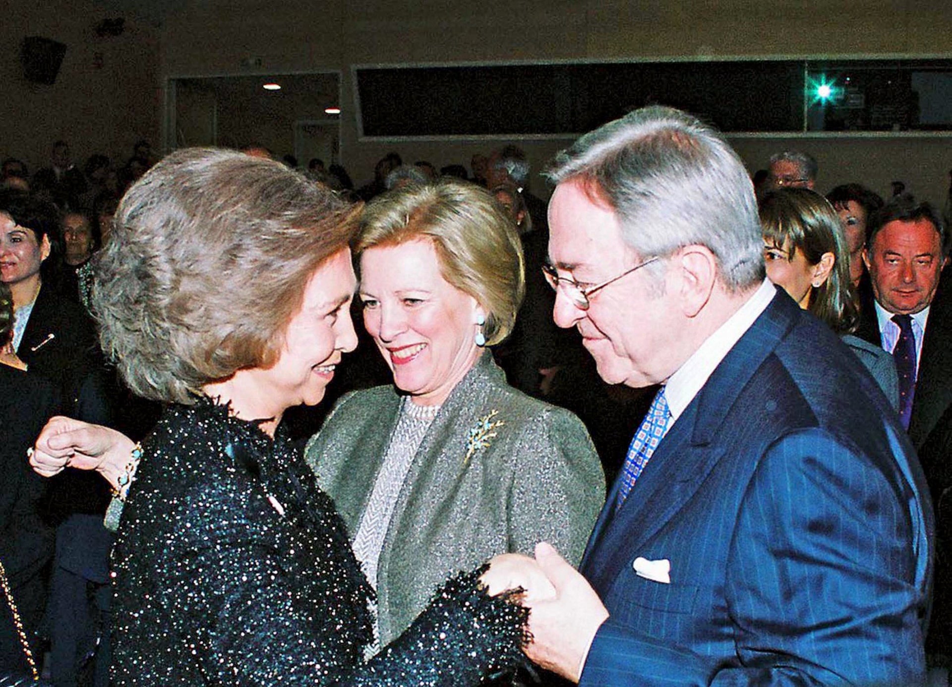 A lo largo de su vida la relación con la familia real española ha sido muy estrecha, y cada vez que ha tenido ocasión, Constantino II de Grecia  se ha deshecho en halagos hacia su hermana . Alaba su entrega con España, su gran corazón y su sentido del humor. Desde que volvió a Grecia, la reina y su hermana Irene no perdieron oportunidad para visitar a aprovechó cualquier oportunidad para visitar a su hermano en su país natal. 