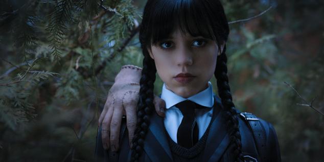 Miércoles, la conocida hija de la familia Addams, vuela en solitario en esta producción de Netflix compuesta por ocho episodios y en la que la arisca joven lucha por dominar sus habilidades psíquicas mientras trata de detener una ola de asesinatos que tiene aterrorizada a la ciudad, además de resolver el misterio paranormal que vivieron sus padres 25 años antes. Jenna Ortega se pone en la piel de este papel que Christina Ricci convirtió en un personaje inolvidable. Veremos a la conocida actriz como episódica, mientras que Gwendoline Chrstie (Juego de Tronos) será la directora Larissa Weens, Catherine Zeta Jones y Luis Guzmán sus padres, Morticia y Gómez, e Isaac Ordonez interpretará a Fétido.