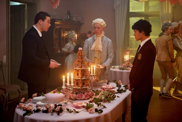 En la nueva entrega de la serie adolescente royal de Netflix el joven Wilhelm se convierte en heredero a la corona de Suecia a pesar de que no quiere serlo. Y mucho menos después de que sus sentimientos por Simon se confirmen. Las cosas solo empeorarán tras la filtración de un escandaloso vídeo y la presión que ejercerá sobre él su padre.