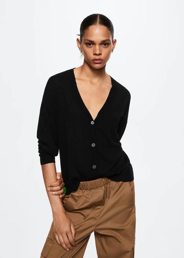 Cárdigan de punto fino con silueta relajada, manga larga, escote de pico y cierre de botones a tono, color negro, de Mango. Lo encontrarás a 22,99 euros.
