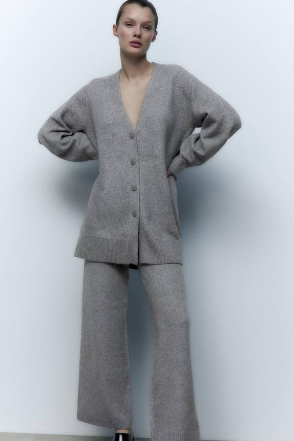 Chaqueta en tejido de punto suave con diseño amplio y largo, manga larga, escote de pico y cierre de botones a tono en el delantero, color gris, de Zara. Su precio es de 29,95 euros.