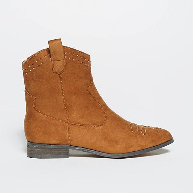 Botines cowboy planos con detalles de tachas