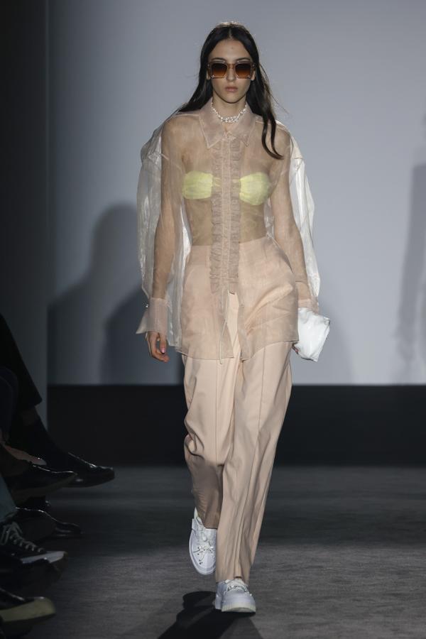 Encajes, tules, transparencias y tonos pastel han inundado el desfile de la firma, postulándose como uno de los más románticos de las 23 participantes. Sus creaciones, además, estuvieron coronadas con calzado de Sidestep, que dotó a la firma con piezas de Puma o Adidas, para completar los estilismos. 