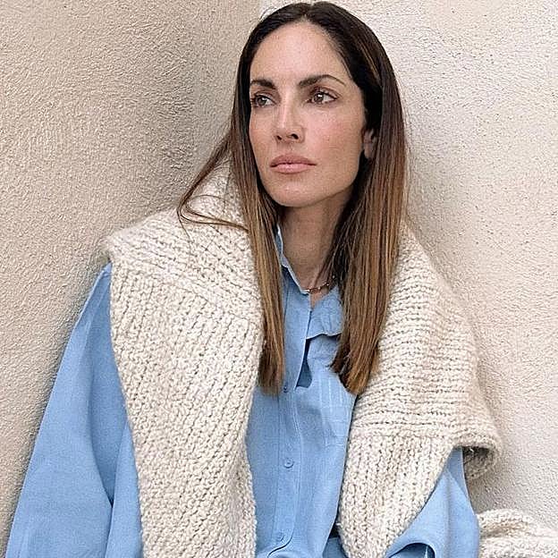 Este vestido de punto de una firma francesa asequible rejuvenece y favorece a partes iguales