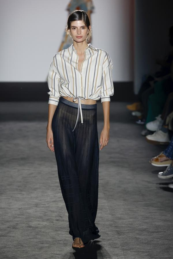 Las camisas fluidas, los estampados toile de Jouy en tonos neón y las faldas y vestidos de lúrex fueron protagonistas del desfile de una de las firmas que mejor acogida tienen por parte del público. 