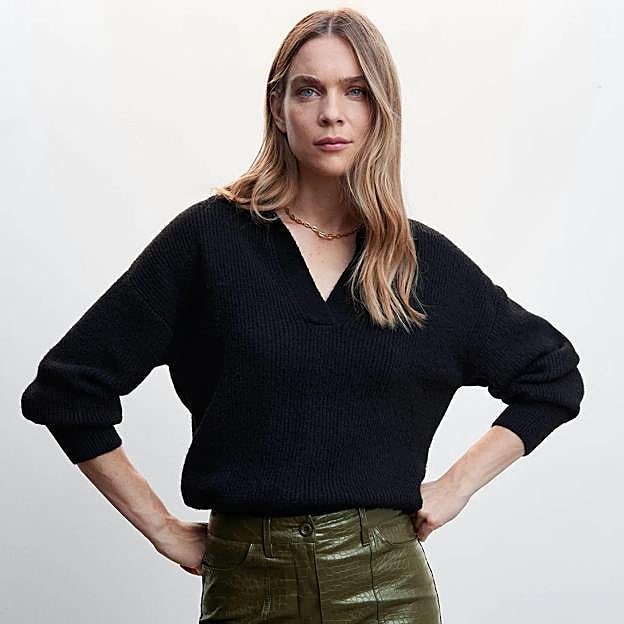 Imagen principal - Pantalón efecto piel de cocodrilo de Mango (39,99 euros).