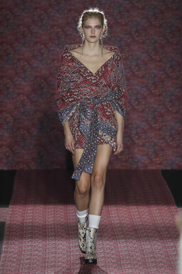 Los más de cuarenta años de trayectoria de la firma se materializan esta temporada en Nomad, un viaje de empoderamiento femenino que apuesta por la durabilidad y la calidad de las prendas más allá de las tendencias. Los estampados étnicos que propone serán todo un must durante el próximo otoño. 