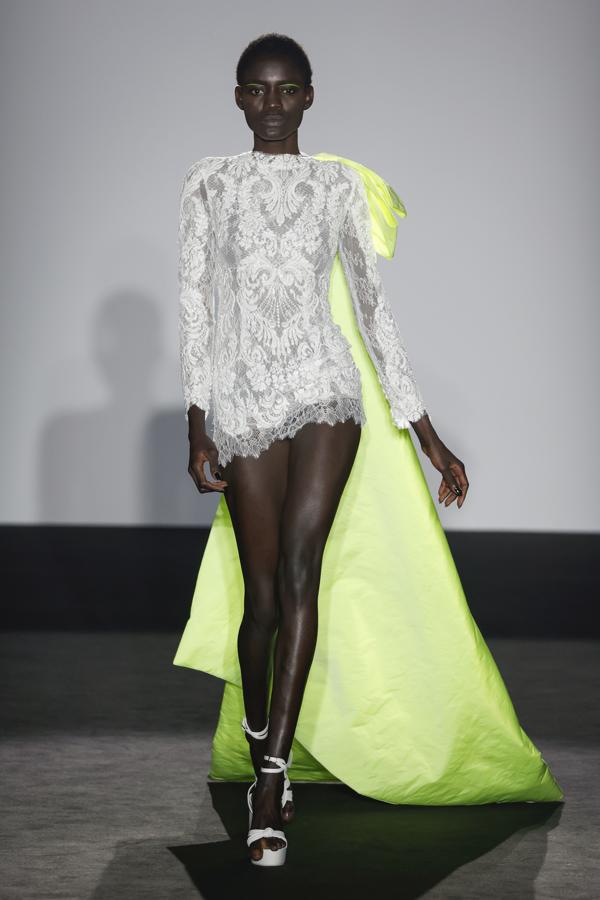 El romanticismo de Yolanda Pérez se inspiraba en esta edición en la estética de los años 60, elevando a otro nivel sus encajes, sus vestidos de pedrería y transparencias y, en definitiva, sus propuestas para novias e invitadas boho-chic.. 