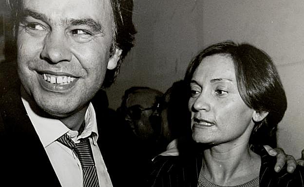 El entonces presidente del Gobierno, Felipe González, en un gesto de familiaridad con su amiga, Pilar Miró. 