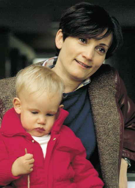 Imagen - Pilar Miró con su hijo Gonzalo, fotografiados en 1983. (Foto: GETTY IMAGES)