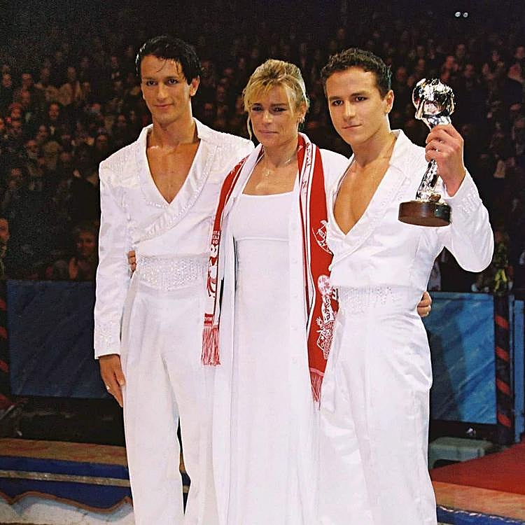 De izquierda a derecha, Adans Peres, segundo esposo de Estefanía de Mónaco, la princesa y el hermano del acróbata