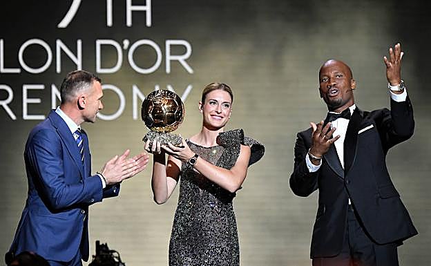 Alexia Putellas recogiendo el pasado 17 de octubre su segundo Balón de Oro, flanqueada por dos leyendas del fútbol: el ucraniano Andriy Shcvchenko y el marfileño Didier Drogba.