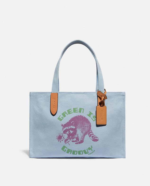 Bolso de mano de color azul fabricado con materiales 100% reciclados. También, cuenta con cierre a presión para ir más cómoda. Tiene un descuento del 30%. Es de Coach. Precio rebajado: 94,50 €. Cómpralo aquí