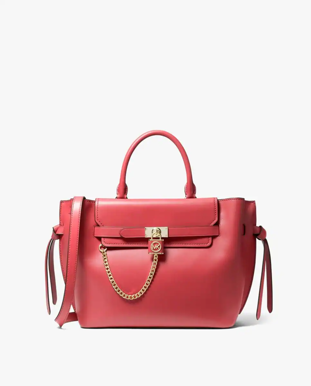 Un icono de estilo y sofisticación fabricado en piel con detalles de eslabones para coronarlo con un toque chic. Podrás combinarlo con todo tu armario, ya que es un básico que lucirás en el día a día. Cuenta con un descuento del 60 %. Es de Michael Kors. Precio rebajado: 238 €. Cómpralo aquí