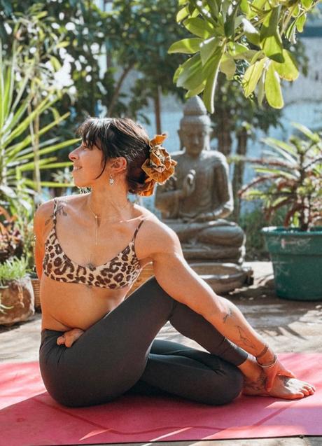 Imagen - Practicar esta postura ayuda a reducir el estrés y la tensión/@YOGA_WOMAN