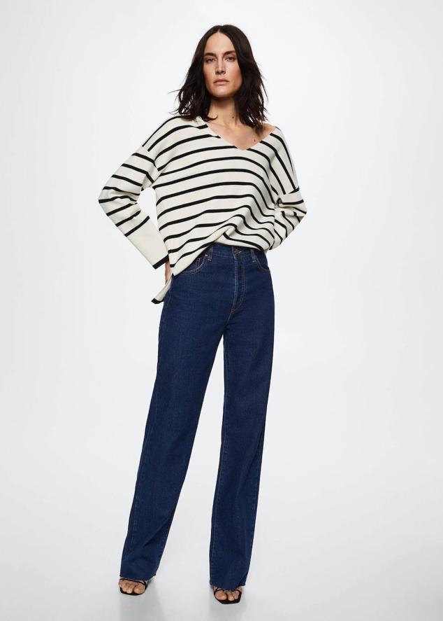 Jersey oversize con corte relajado, terminaciones de canalé, escote de pico, manga larga y estampado de rayas en crudo y negro, de Mango. Está disponible por 29,99 euros.