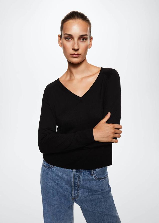 Jersey en tejido de punto fino con silueta acomodada al cuerpo, manga larga y escote de pico, color negro, de Mango. Lo comprarás a 19,99 euros.