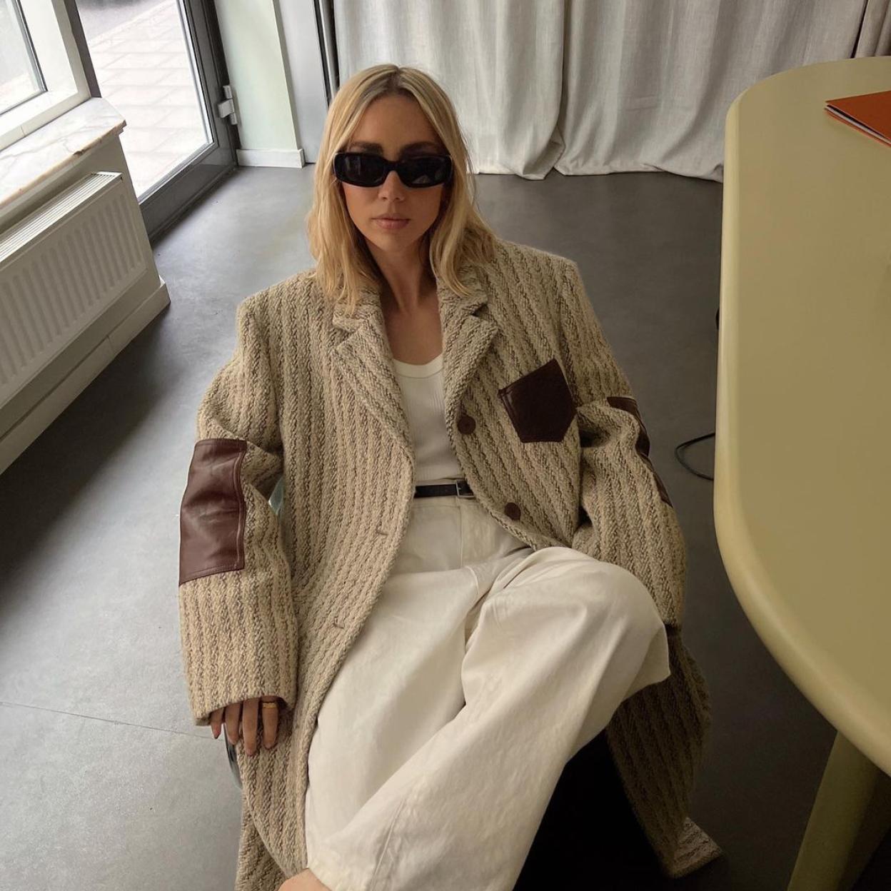 La trench de Bershka de estampado de pata de gallo que no para de agotarse combina con todo. 