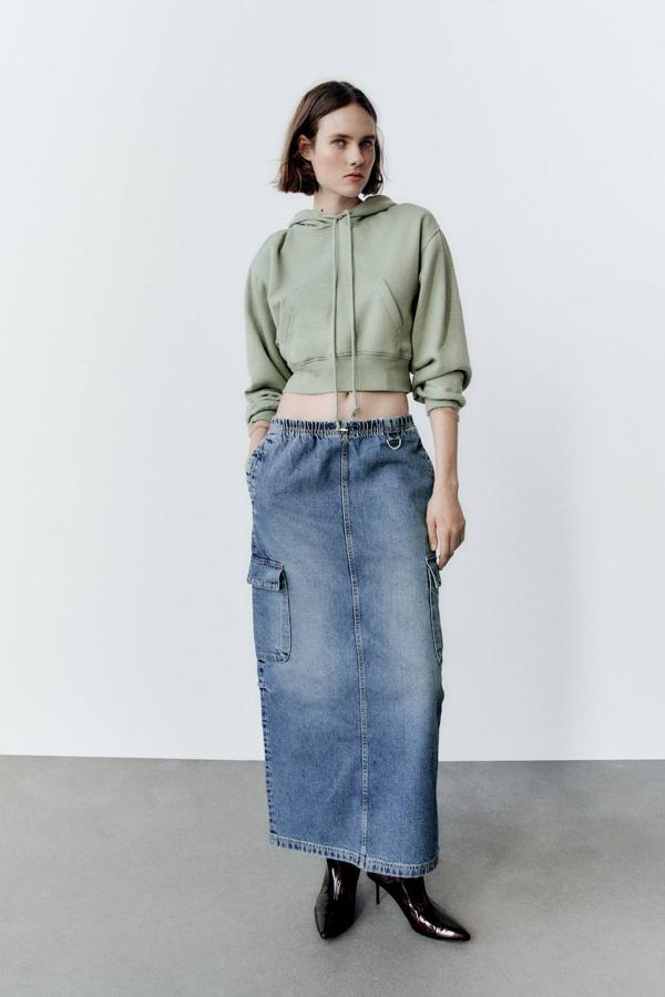 Falda larga en tejido denim con corte recto, tiro alto con cintura elástica y bolsillos tipo cargo, azul medio, de Zara. Hazte con ella por 29,95 euros.
