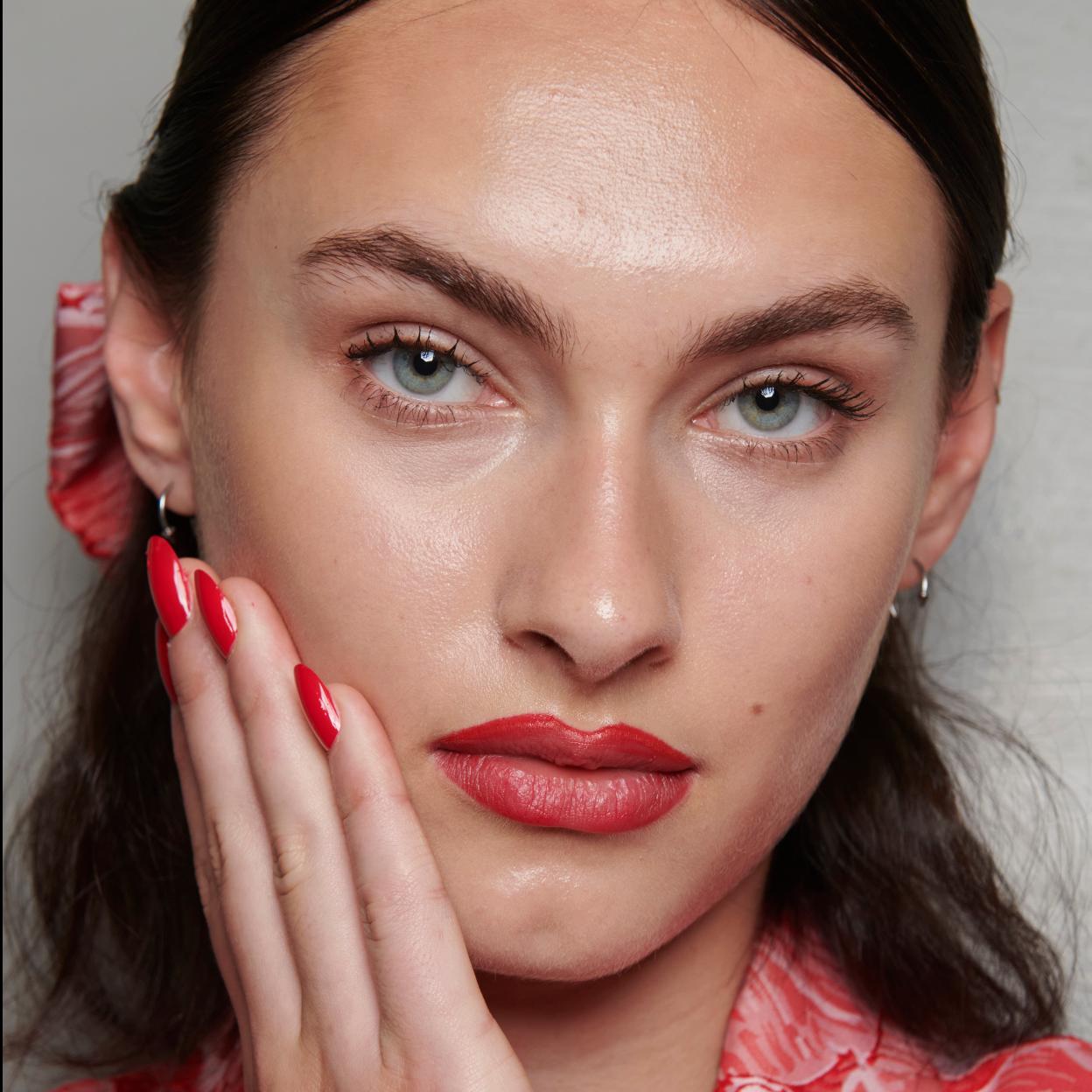 La hidratación es esencial en una rutina de belleza antiedad.