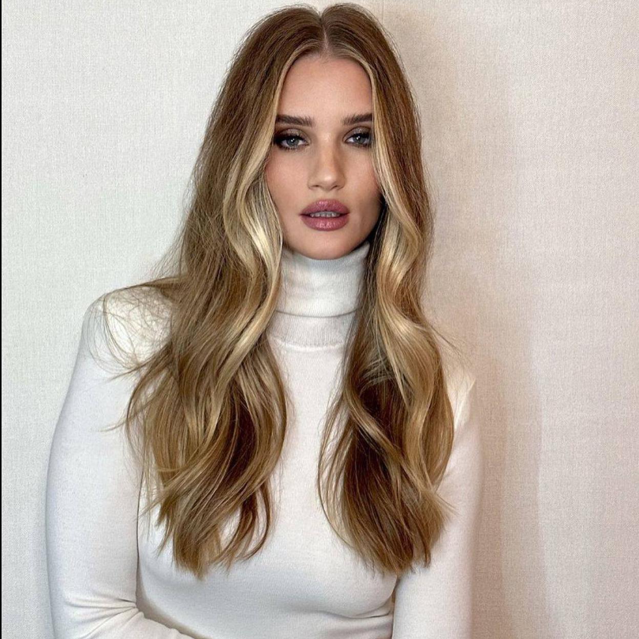 Para tener la melena luminosa, densa y sedosa de Rosie Huntington-Whiteley necesitas este sérum