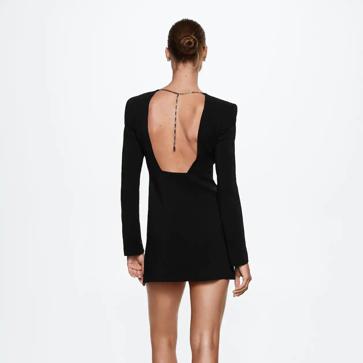 Imagen secundaria 1 - Vestido corto con hombreras de Mango (59,99 euros).