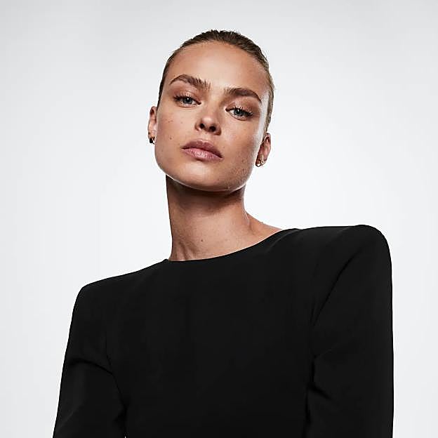 Imagen principal - Vestido corto con hombreras de Mango (59,99 euros).