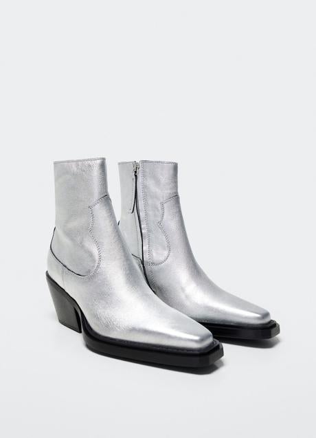 Imagen - Botines de estilo «cowboy» en color plata con tacón negro de Mango (89,99 euros). 