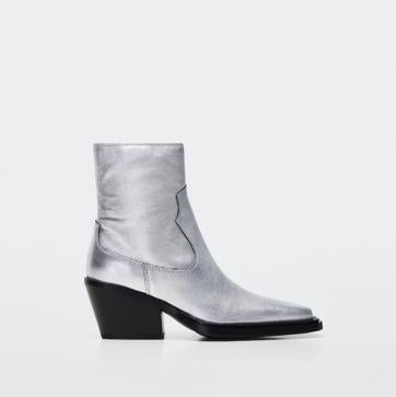 Imagen secundaria 1 - Esta temporada toca poner una nota especial a los accesorios con propuestas diferentes. Botines metalizados de estilo cowboy con tacón ancho de Mango (89,99 euros) 