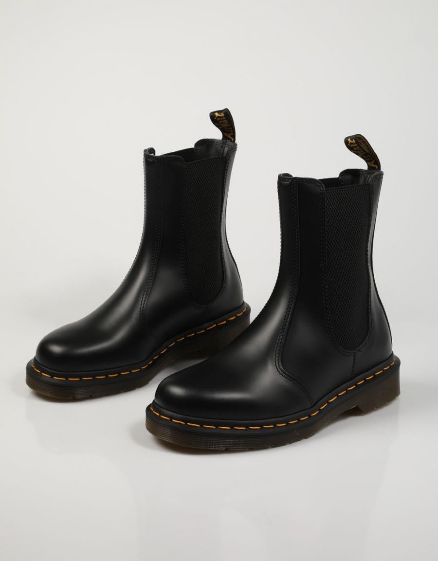 Seguramente las habrás llevado en alguna ocasión. Son las clásicas botas de Dr. Martens. Ahora también tienen su versión Chelsea boots con este modelo que puedes conseguir en negro y otros colores. Cómpralo aquí