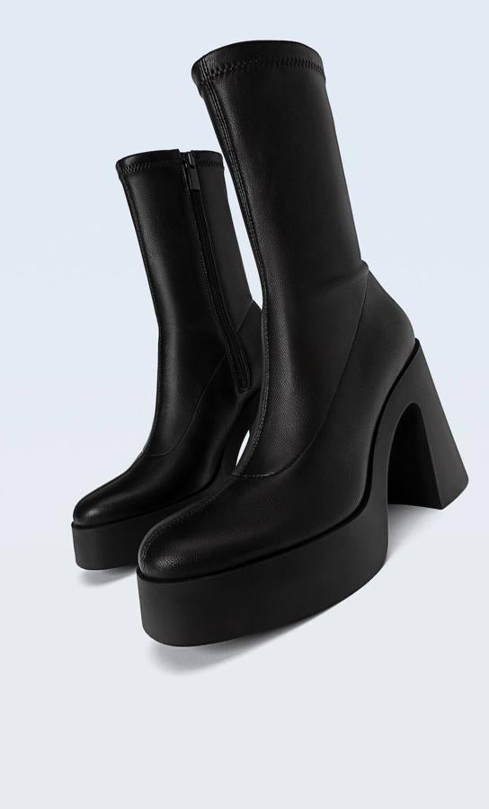 Botines en tejido efecto piel con caña media y ajustada, puntera redonda y plataforma, de Stradivarius. Cuestan 39,99 euros.