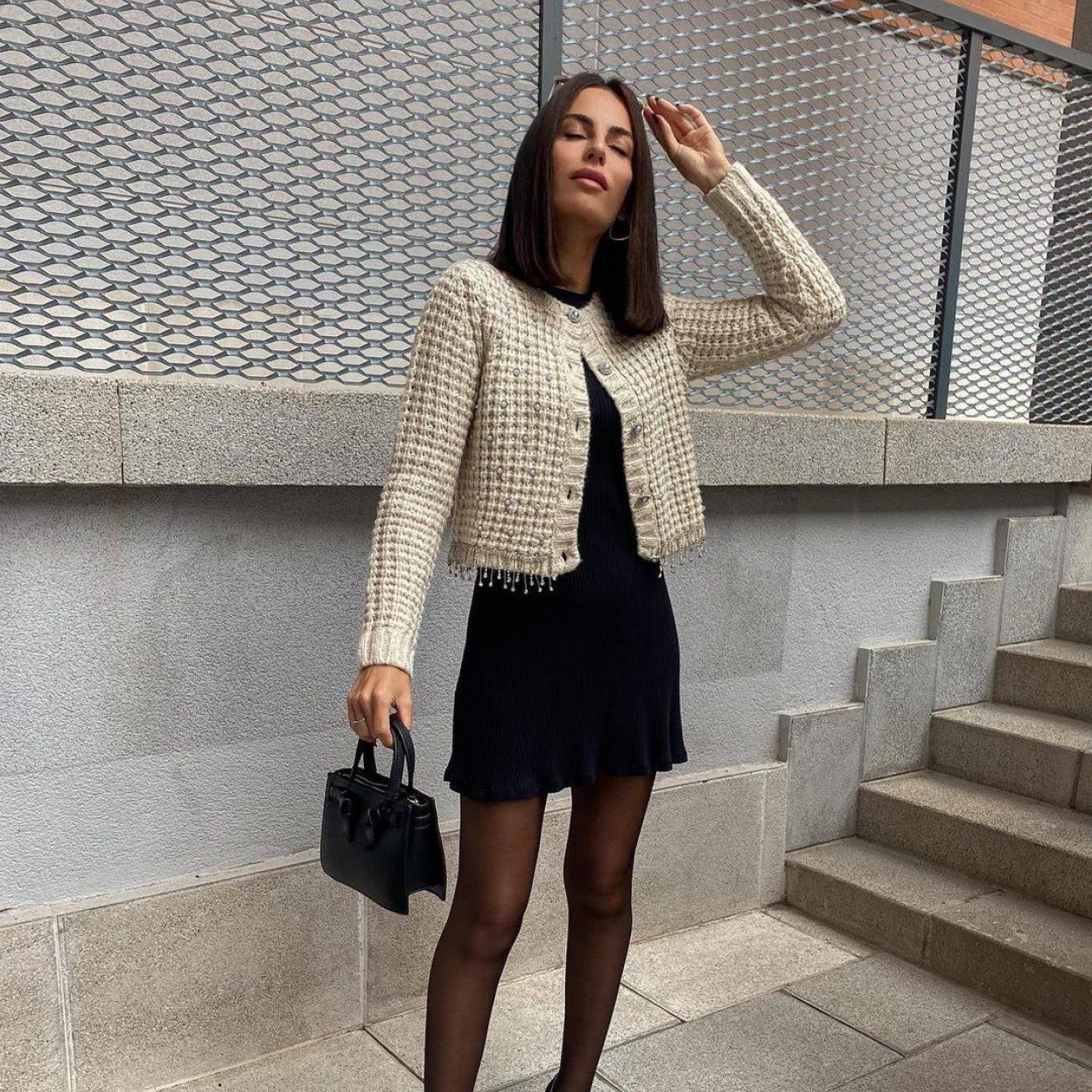La influencer lleva un look seniclla que mejora con la chaqueta de punto joya superventas de Zara
