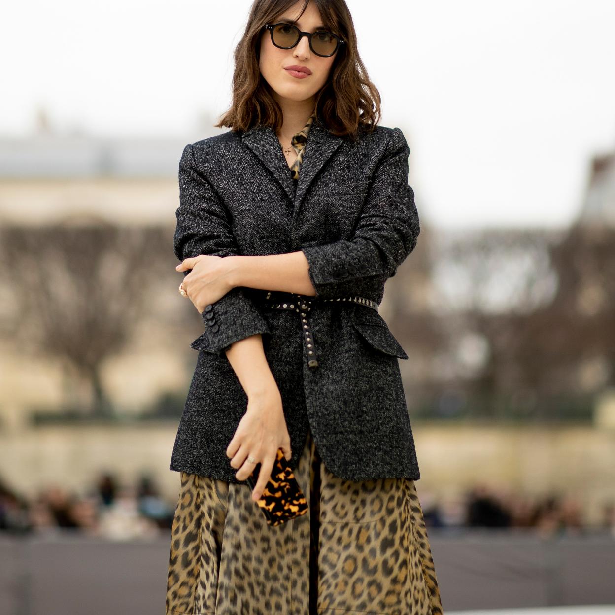 La falda mini con estampado animal de Mango que triunfa entre las influencers: alarga las piernas y es preciosa